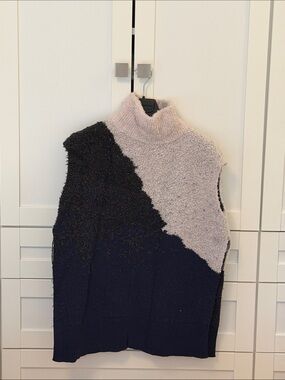 Lululemon Chunky Colorblock Turtleneck Sweater Vest - Black & Light Gray